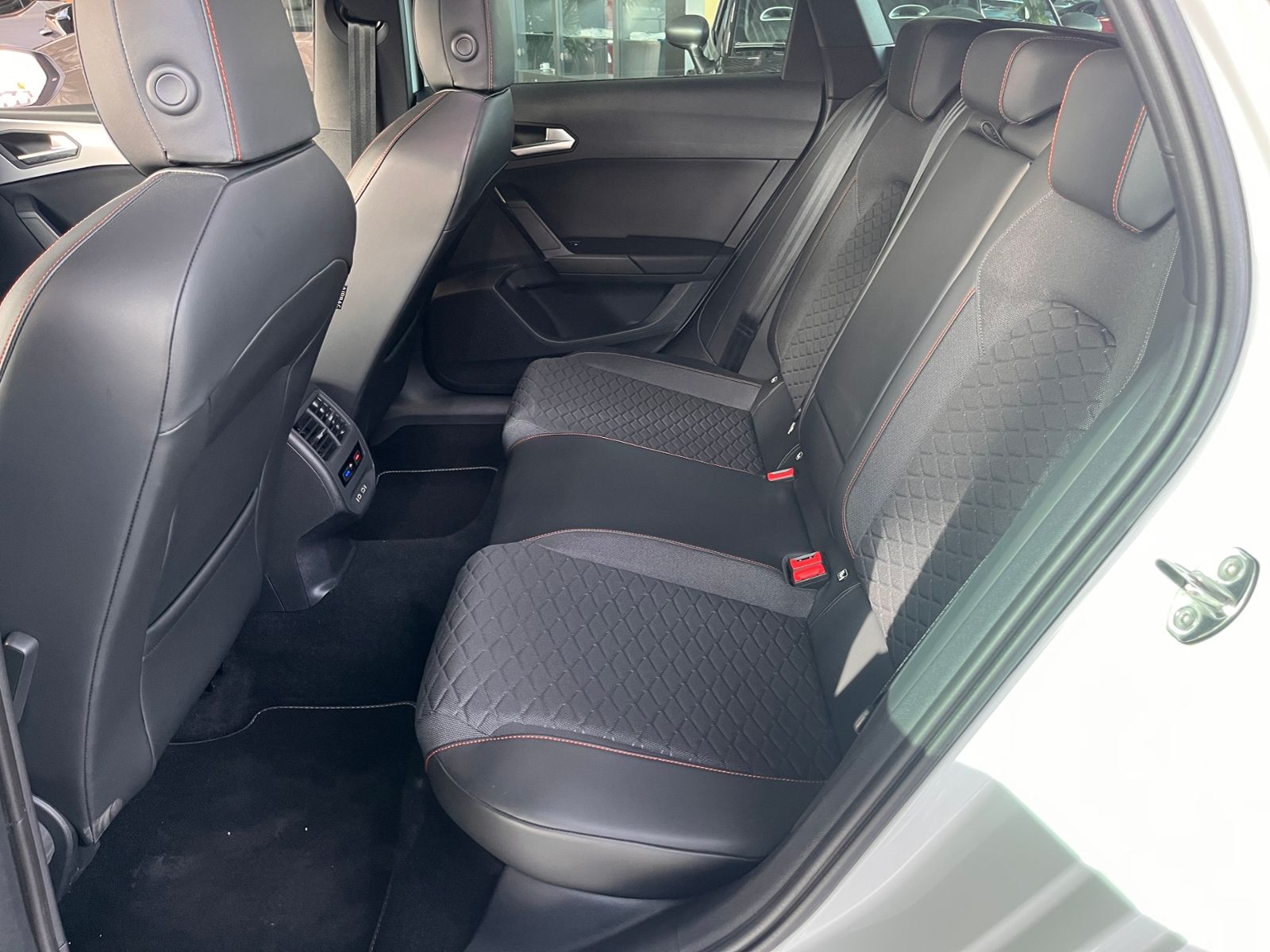 Fahrzeugabbildung SEAT Leon Sportstourer FR e-Hybrid LED NAVI ALU