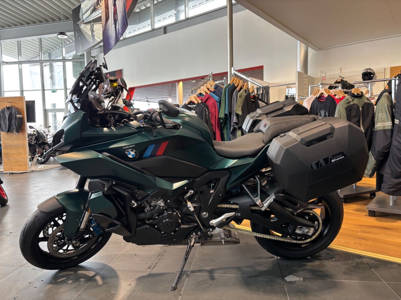 Fahrzeugabbildung BMW M 1000 XR mit Seitenkoffer