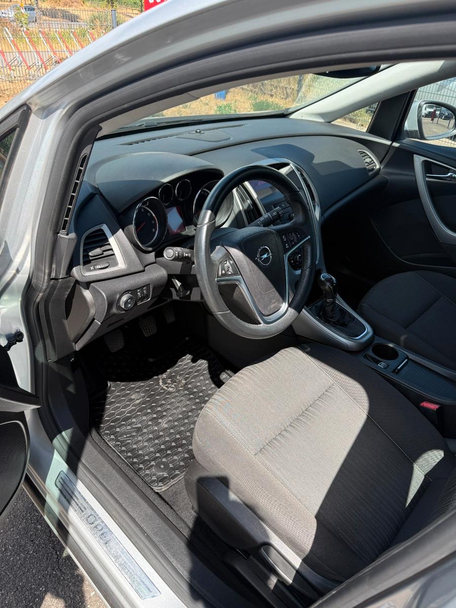 Opel Astra 2010 — photo 10