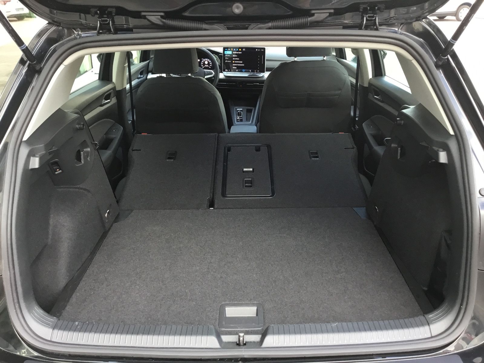 Fahrzeugabbildung Volkswagen Golf 1.5 eTSI DSG Life+AHK+LED+Kamera+Navi