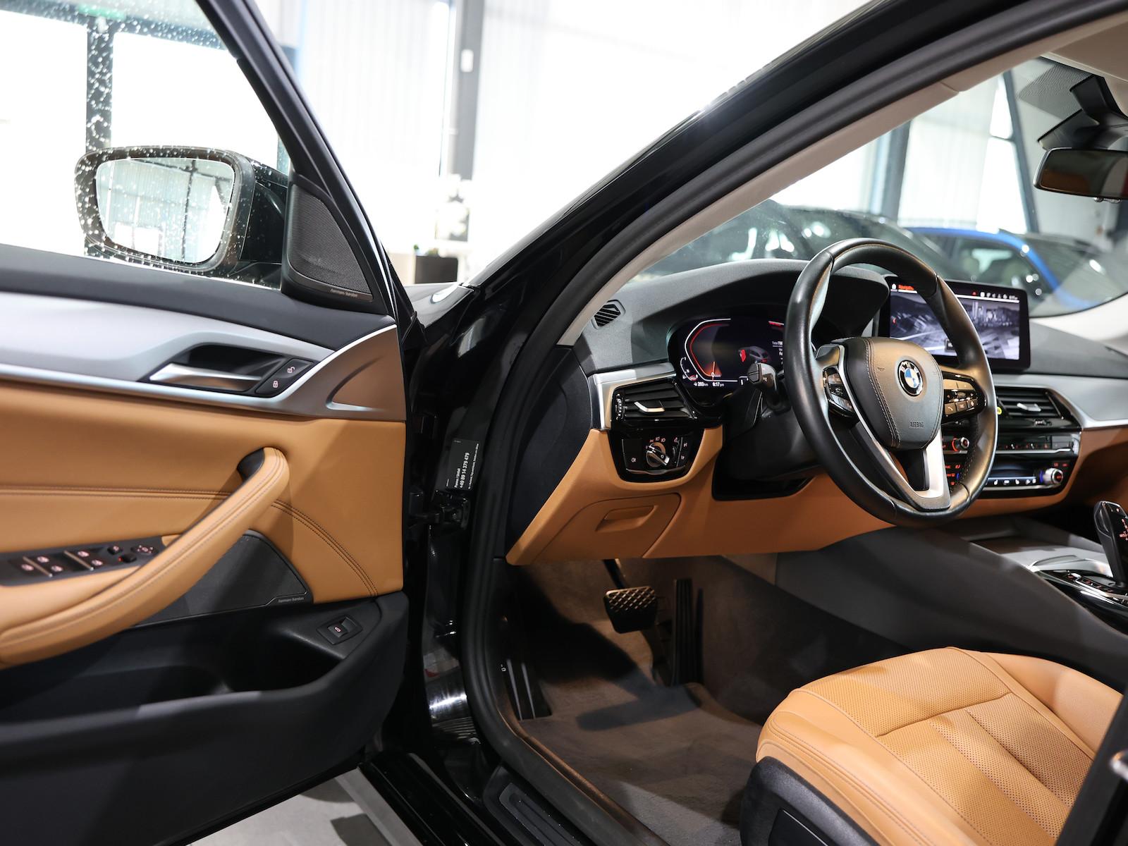 BMW 520i Touring BUSINESS BLACK & BROWN / H/K / LED