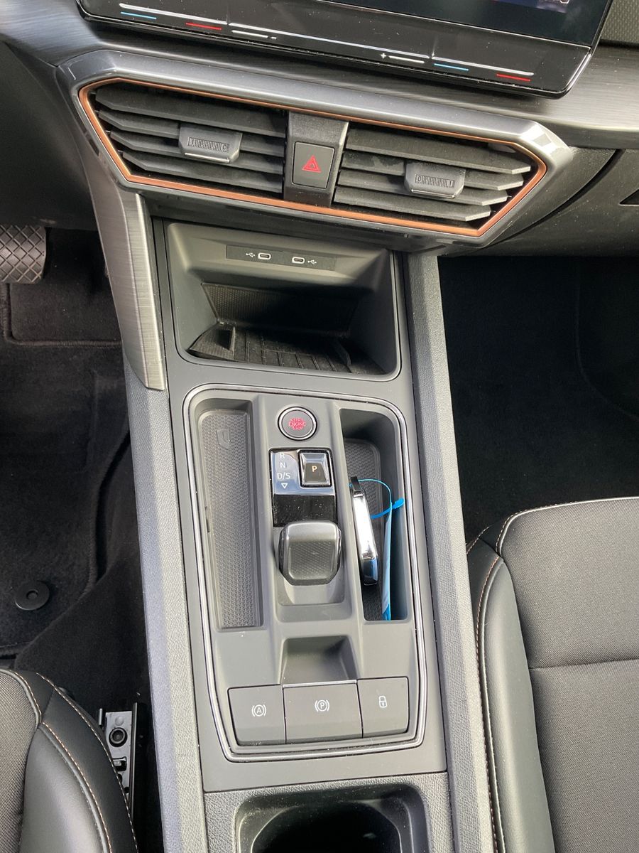 Fahrzeugabbildung CUPRA Leon 1.5 eTSI DSG,Kamera,Navi,VirtualDisplay