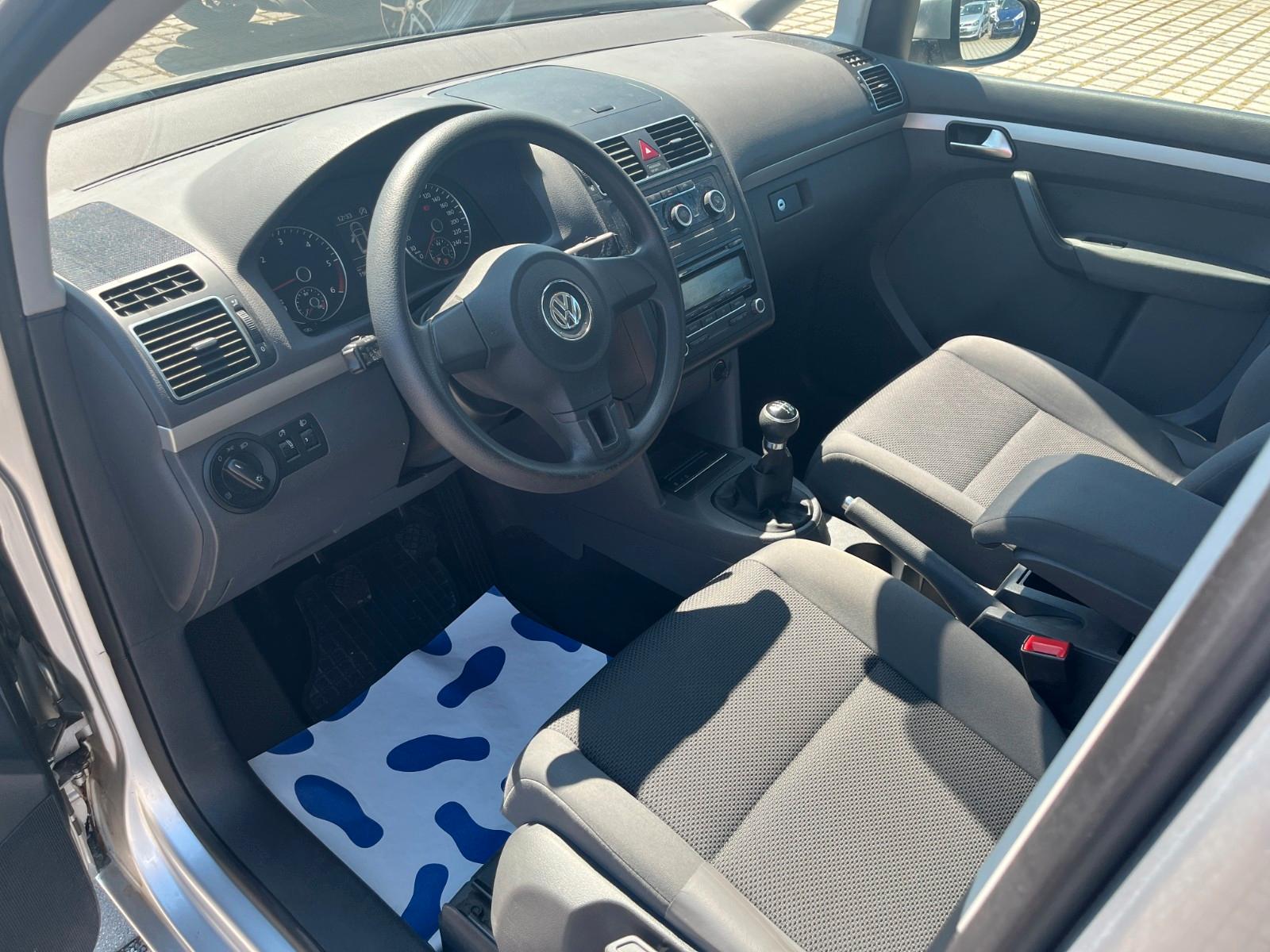 Volkswagen Touran 2011 — photo 13