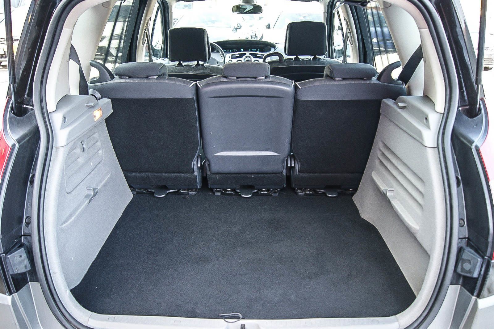 Fahrzeugabbildung Renault Scenic II 1.6i Dynamique Confort Klima