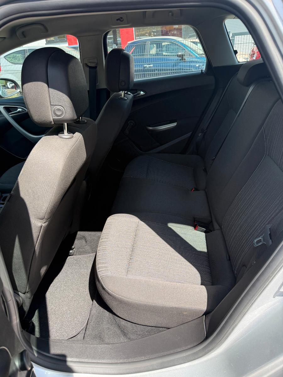 Opel Astra 2010 — photo 11