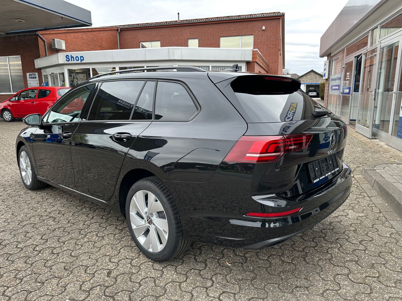 Fahrzeugabbildung Volkswagen Golf VIII Variant 1.5 TSI Life Navi/ACC/LED/Shzg