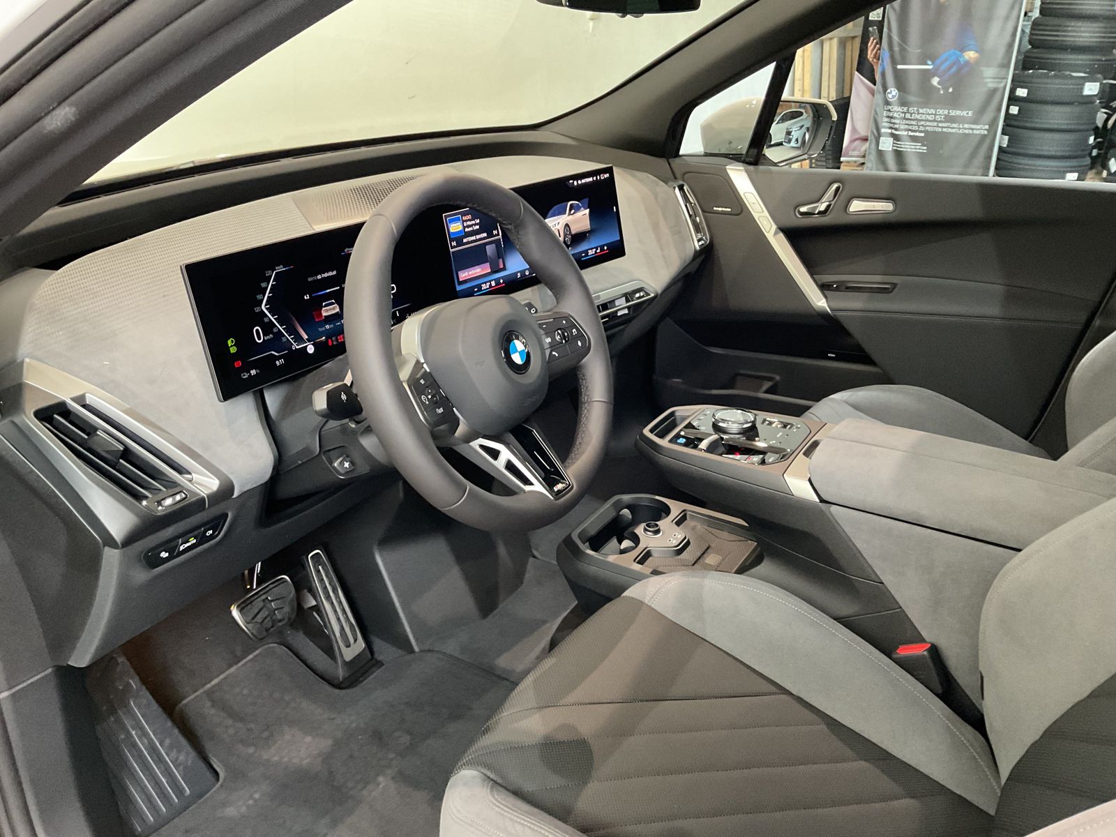 Fahrzeugabbildung BMW iX xDrive45 |Sitzbelüftung |AHK |Panoramadach