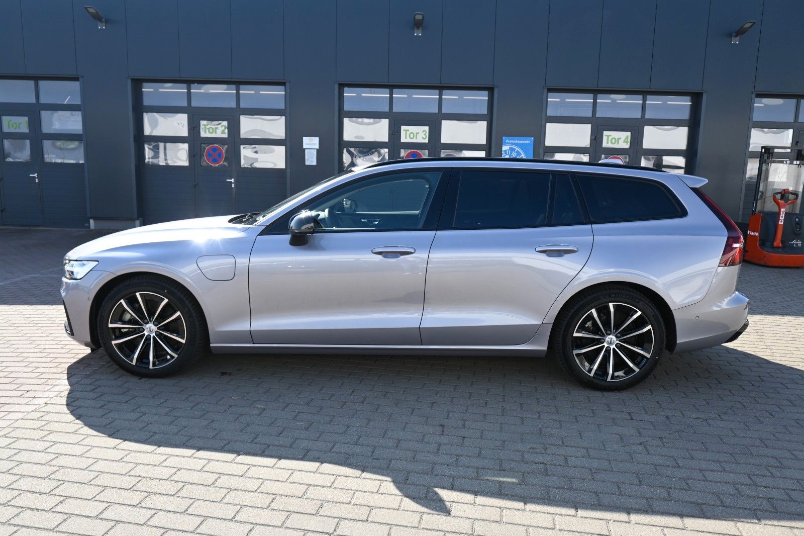 Fahrzeugabbildung Volvo V60 T6 AWD RC Plus Dark*PANO*360°*ACC*HuD*AHK