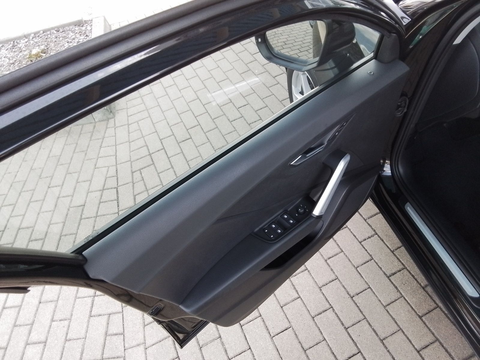 Fahrzeugabbildung Audi Q2 30 TFSI sport LED NAVI SOUND PDC SHZ LM