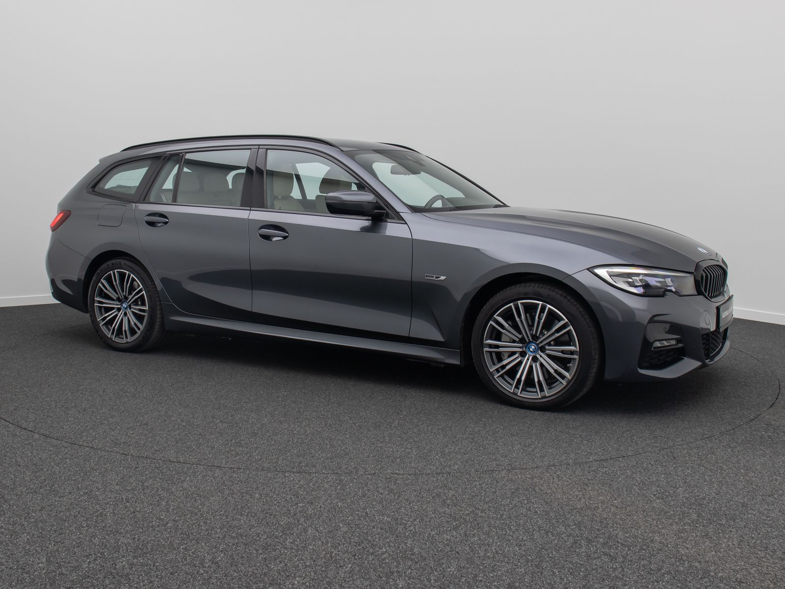 Fahrzeugabbildung BMW 330e xD M Sport DAB Memory AHK HUD Individual