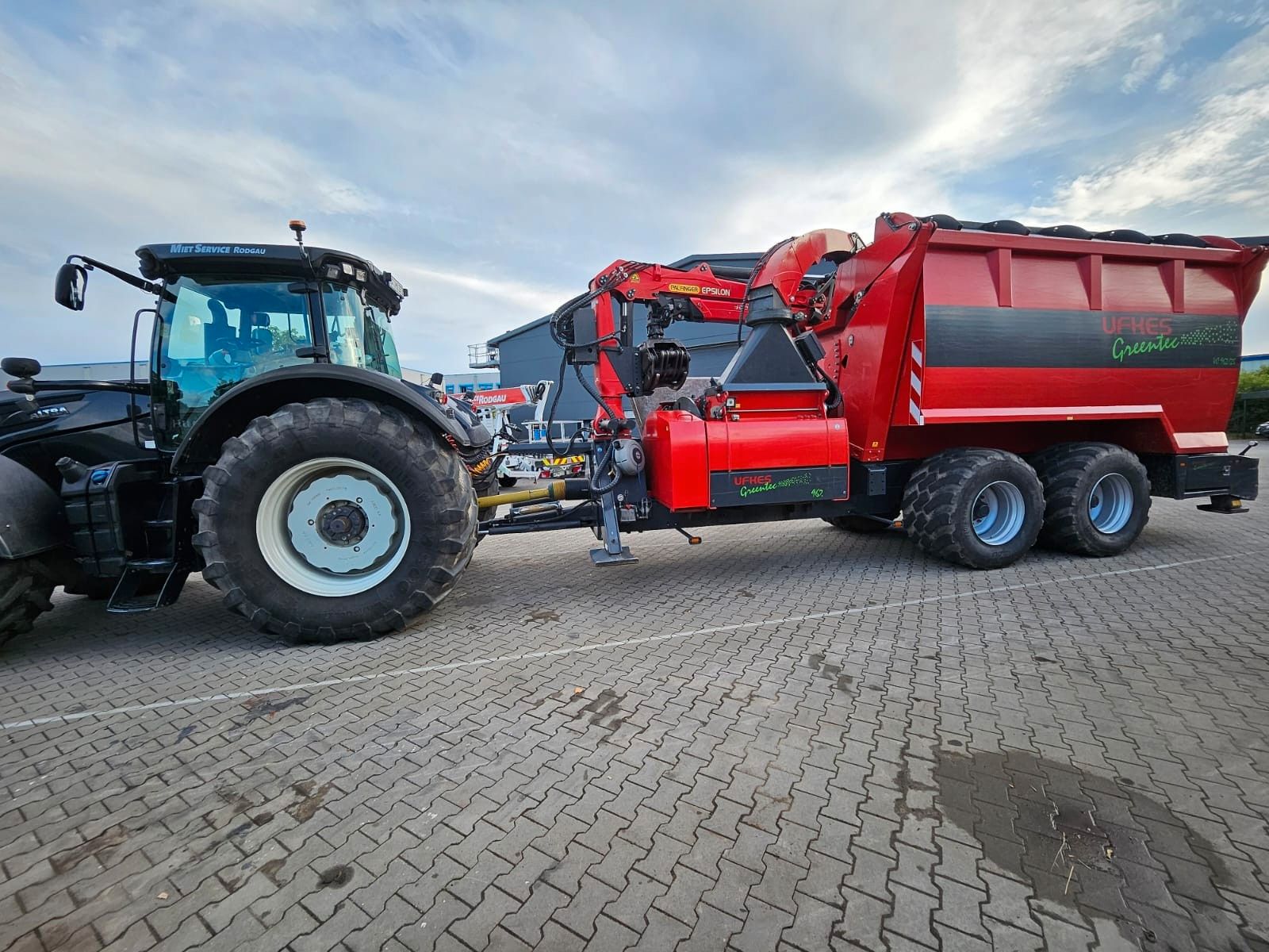 Fahrzeugabbildung Andere Ufkes 962/25 / Valtra S374 / nur: 1.980h!