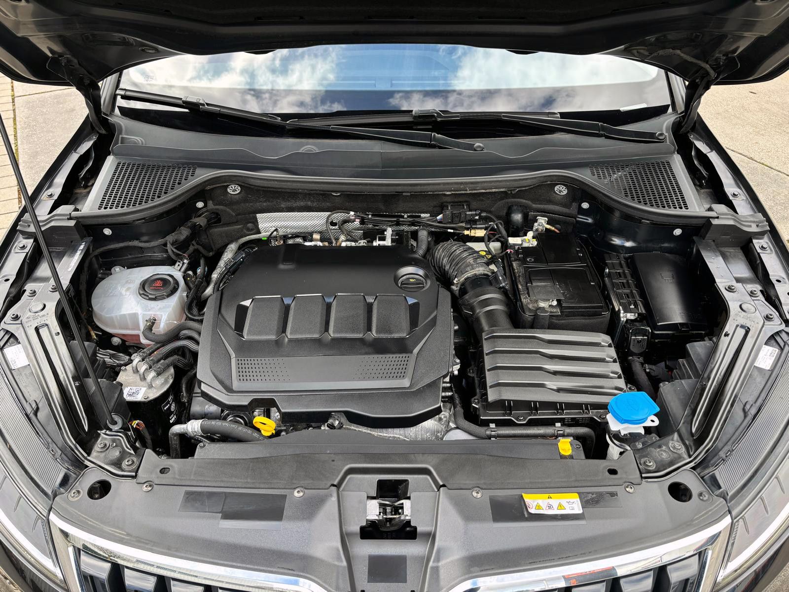 Fahrzeugabbildung SKODA Karoq 2.0TDI DSG 4x4 CLEVER LED ACC KAM AHK SHZ