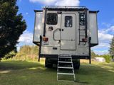 Ford F 350 mit Okanagan Wohnkabine (2 Slide-Outs) - Ford 2006