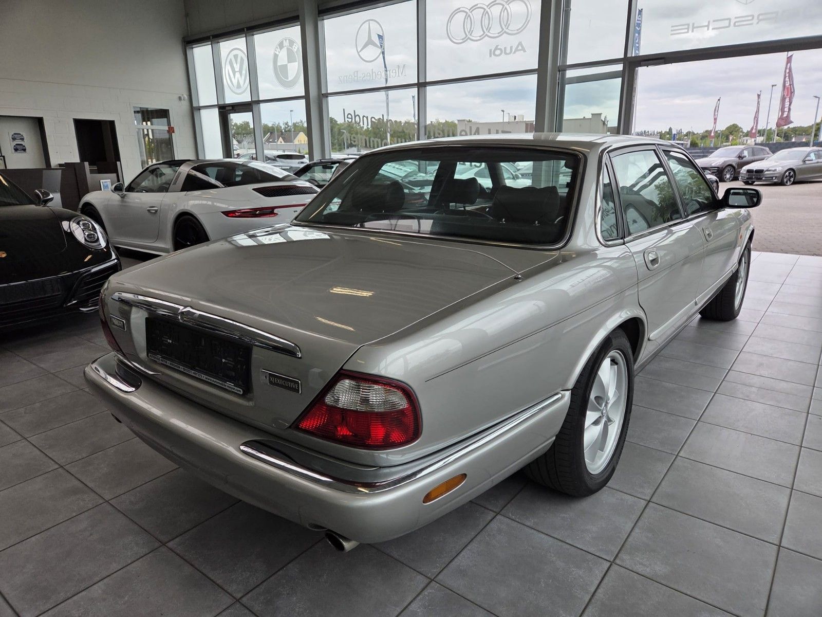 Fahrzeugabbildung Jaguar XJ8 3.2 Executive