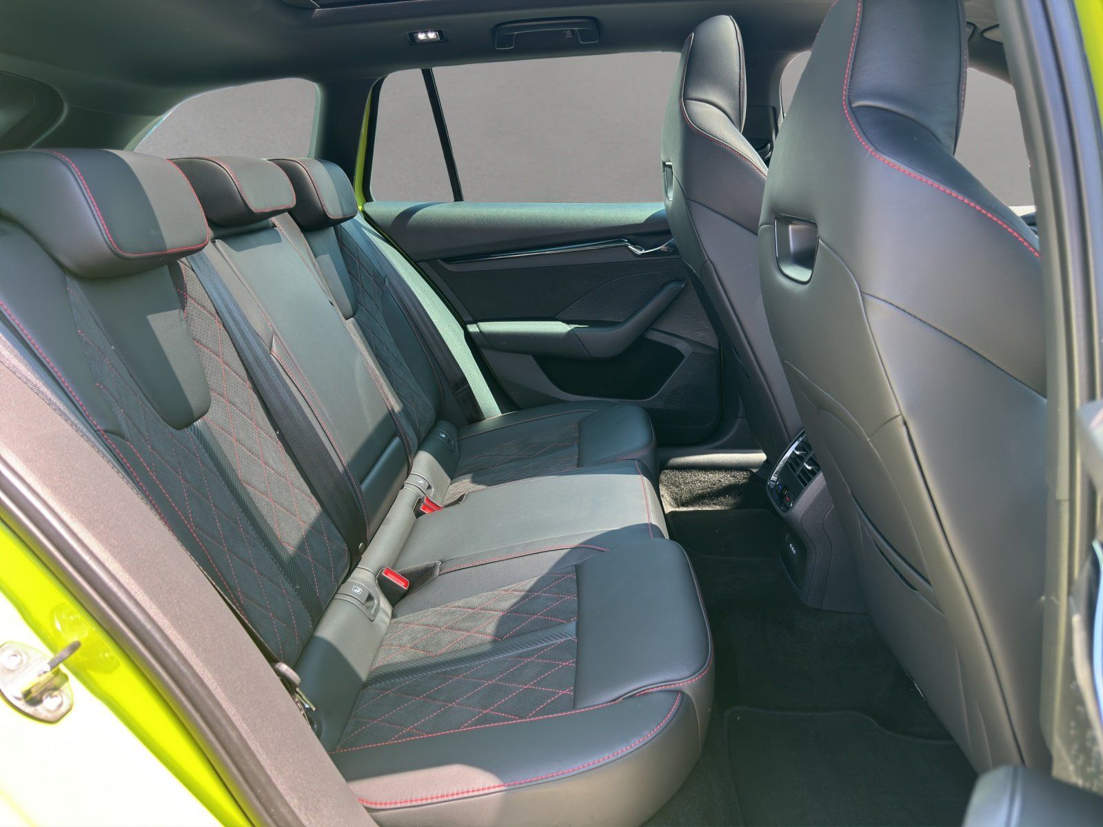 Fahrzeugabbildung SKODA Octavia Combi 2.0 TDI DSG RS 4x4/PANO/SMART-LINK