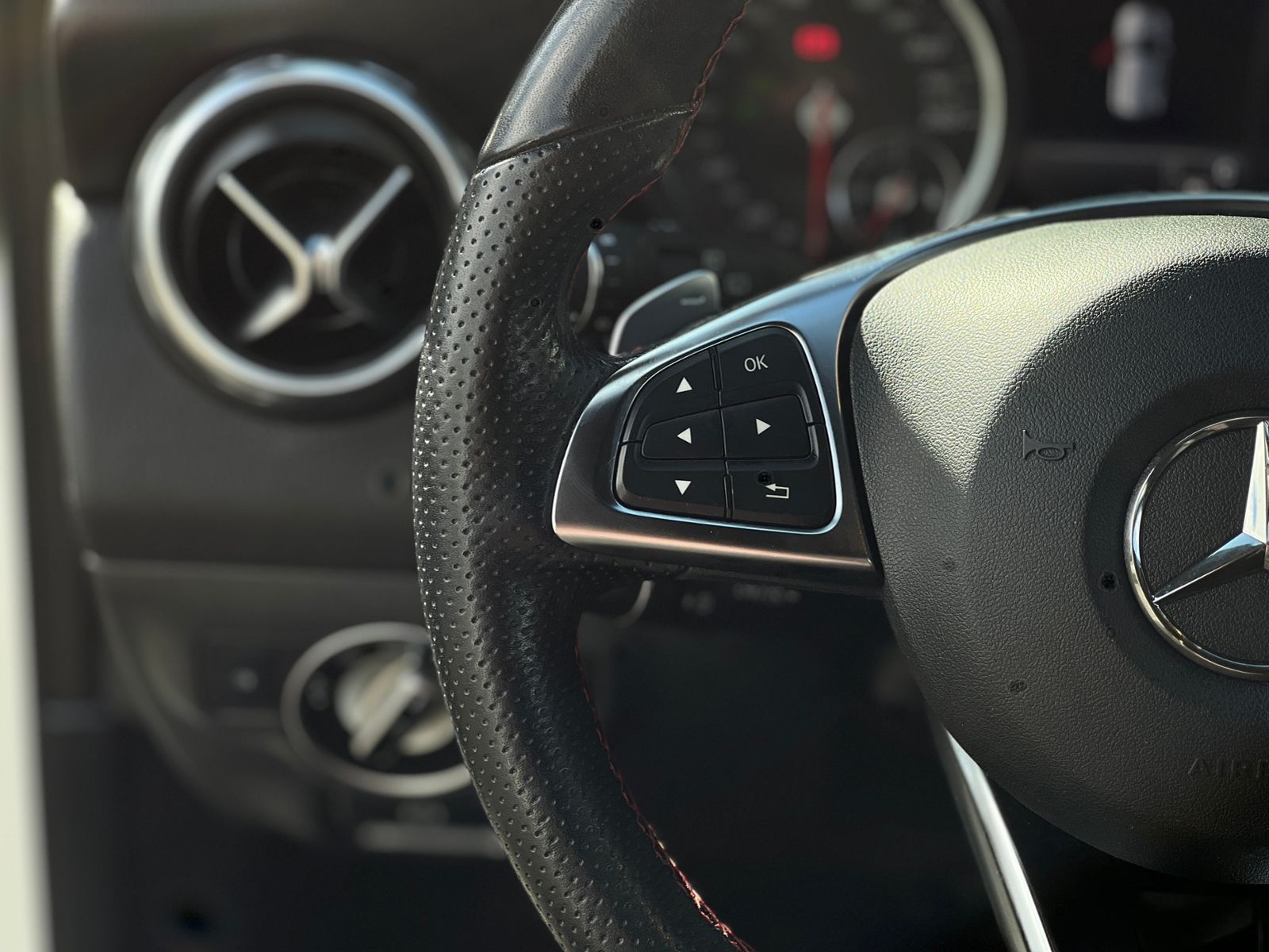 Fahrzeugabbildung Mercedes-Benz GLA 200 AMG LINE LED NAV SHZ RFK 19"