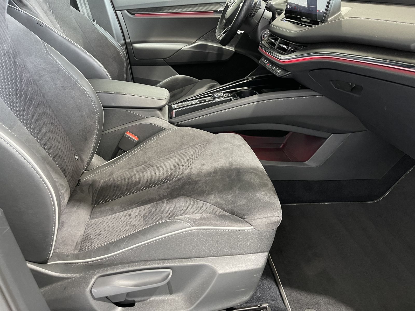Fahrzeugabbildung SKODA Enyaq Sportline*AHK*Matrix*Alcantara**HUD*WP*