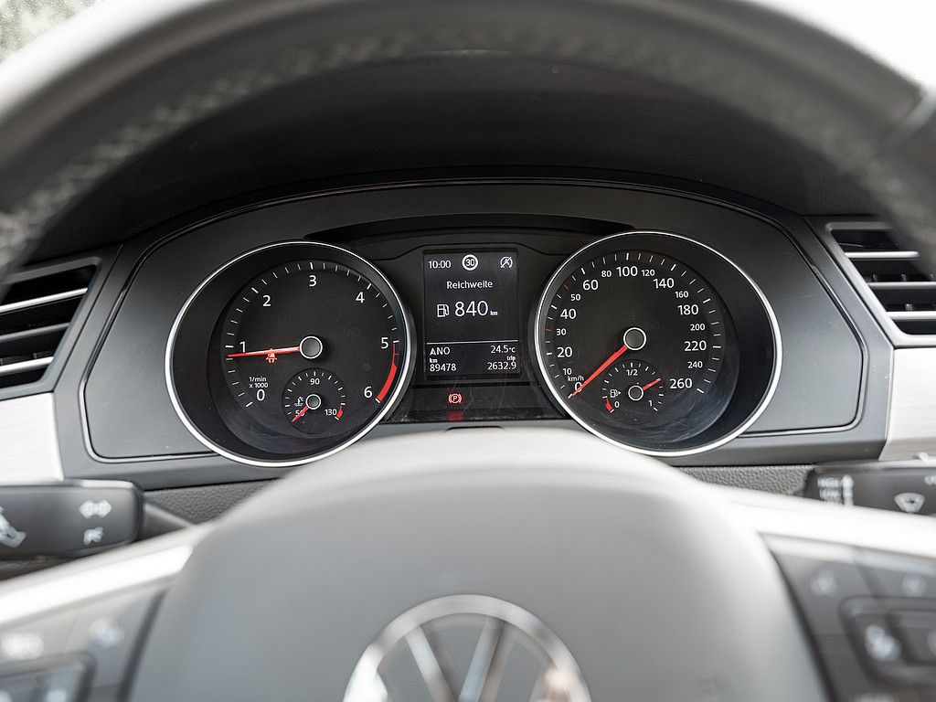 Fahrzeugabbildung Volkswagen Passat Variant 2.0 TDI AHK Navi Kamera