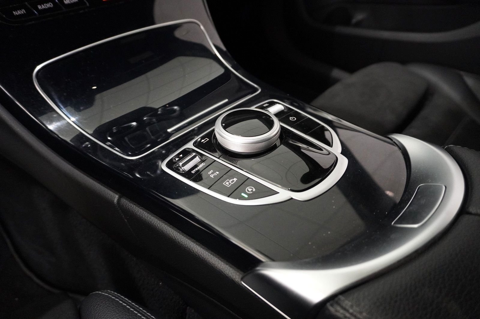 Fahrzeugabbildung Mercedes-Benz C 220 T AMG LINE 4MATIC 9G NAVI/LED/SPORT/BURME.