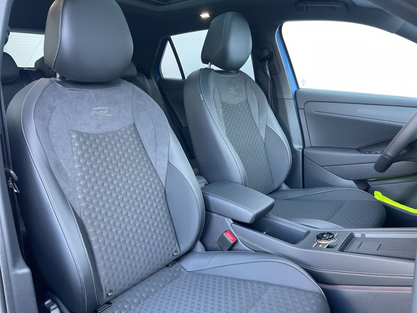 T-Roc R-Line 1.5 eTSI IQ.LIGHT/HUD/AHK/Pano/H&K 