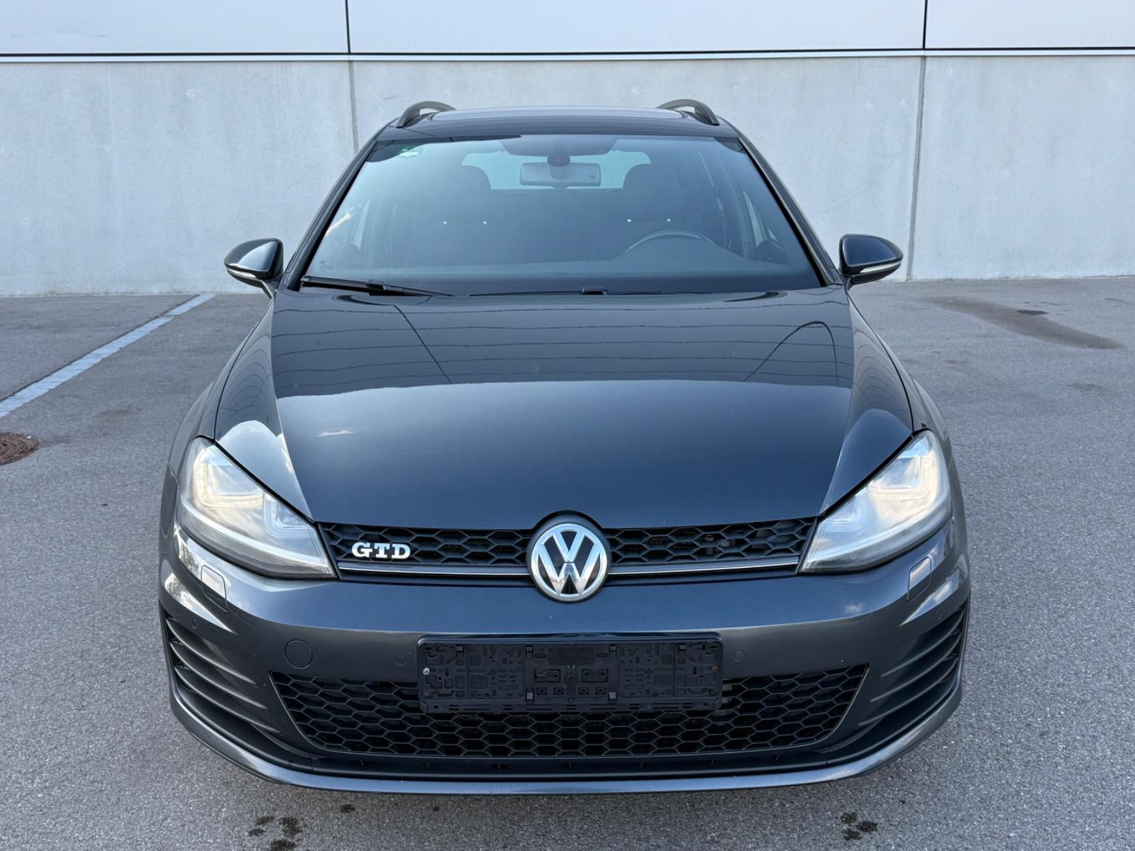 Volkswagen Golf 2015 — rear view