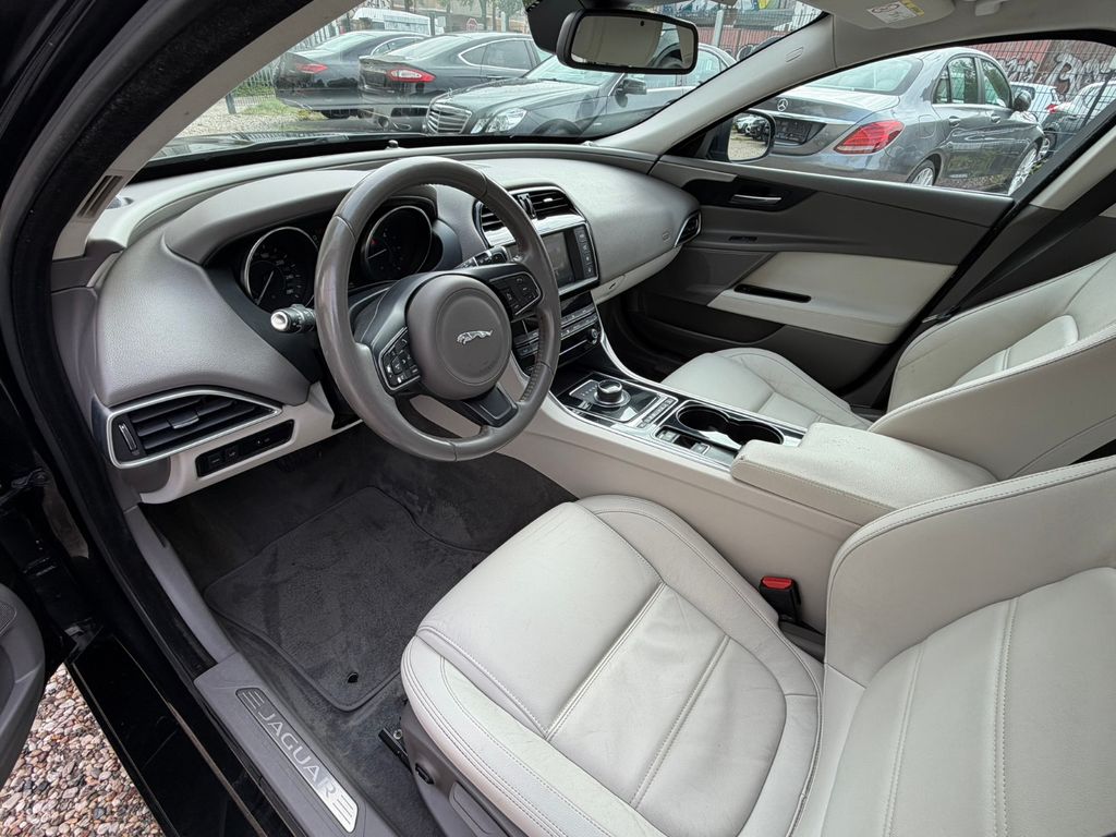 Jaguar XE 20d 180PS Automatik*Leder*Navi*Xenon