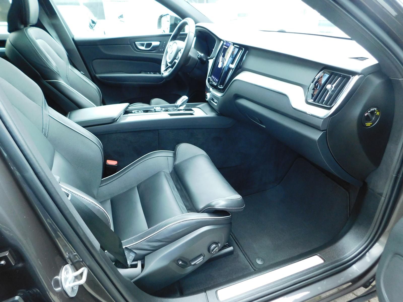 Fahrzeugabbildung Volvo XC60 B4D AWD Plus Dark "Panoramadach"