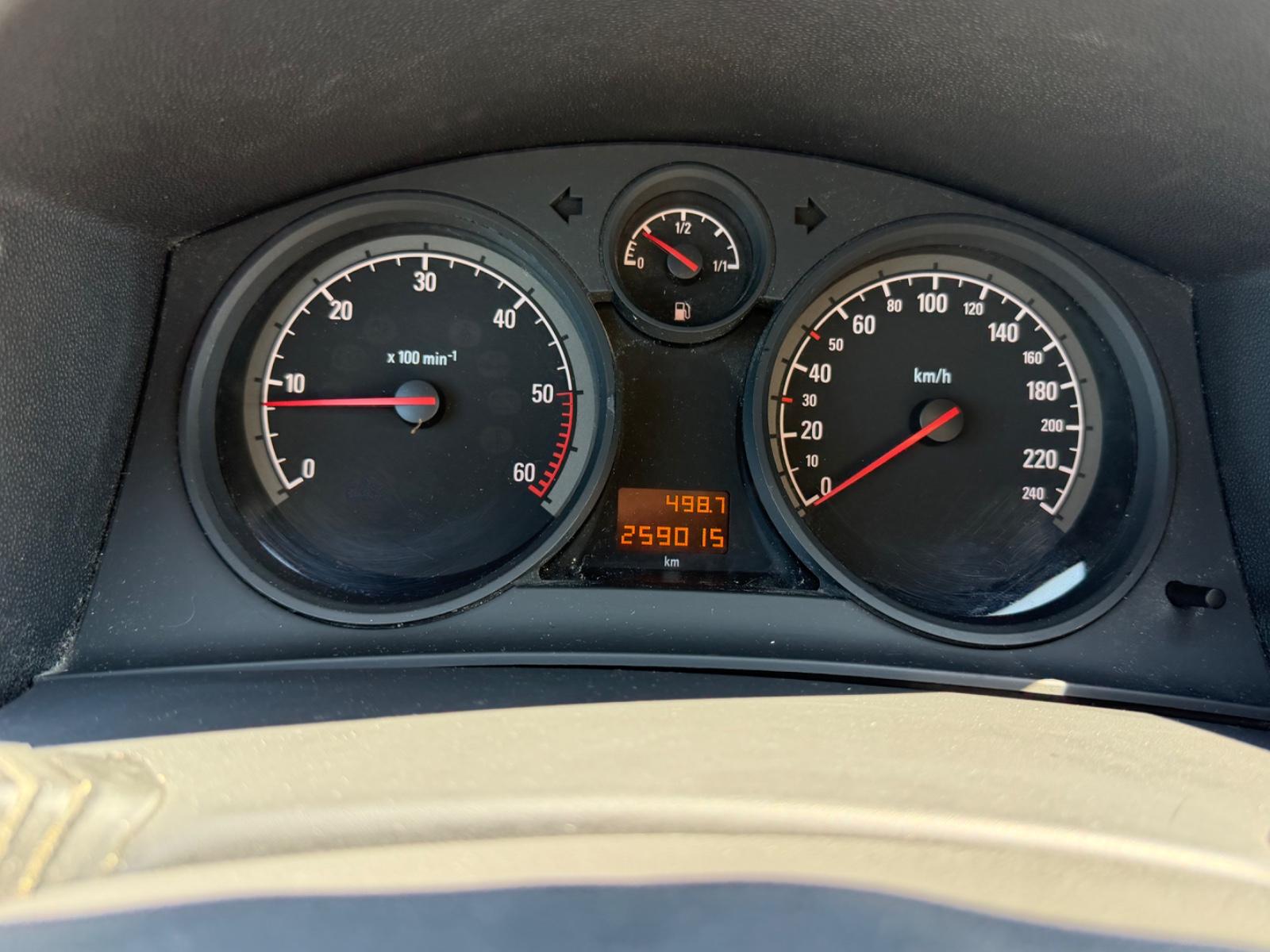 Opel Astra 2009 — photo 18