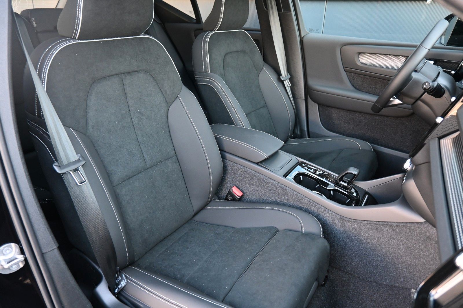 Fahrzeugabbildung Volvo XC40 B4 DKG Plus Black Edition*FSHZG*360°*ACC