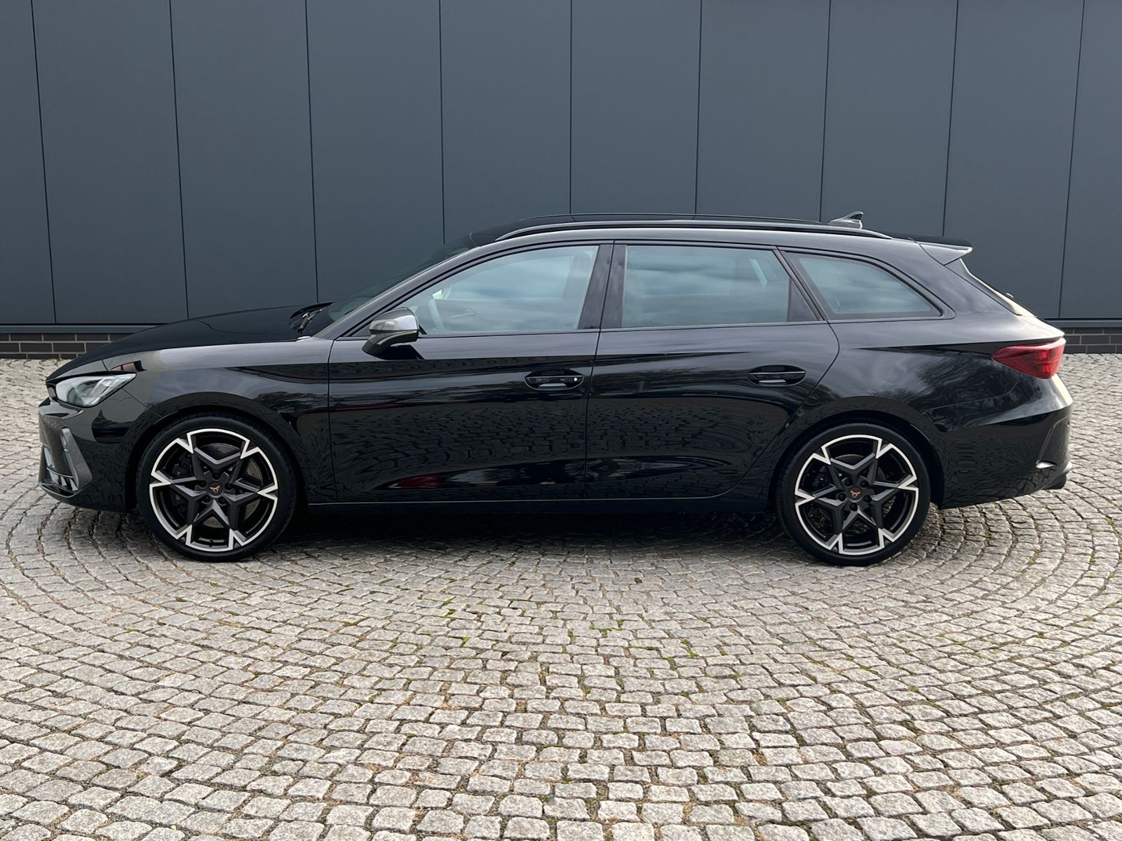 Fahrzeugabbildung CUPRA Leon Sportstourer VZ 2.0 TSI DSG 4Drive *AHK, LE