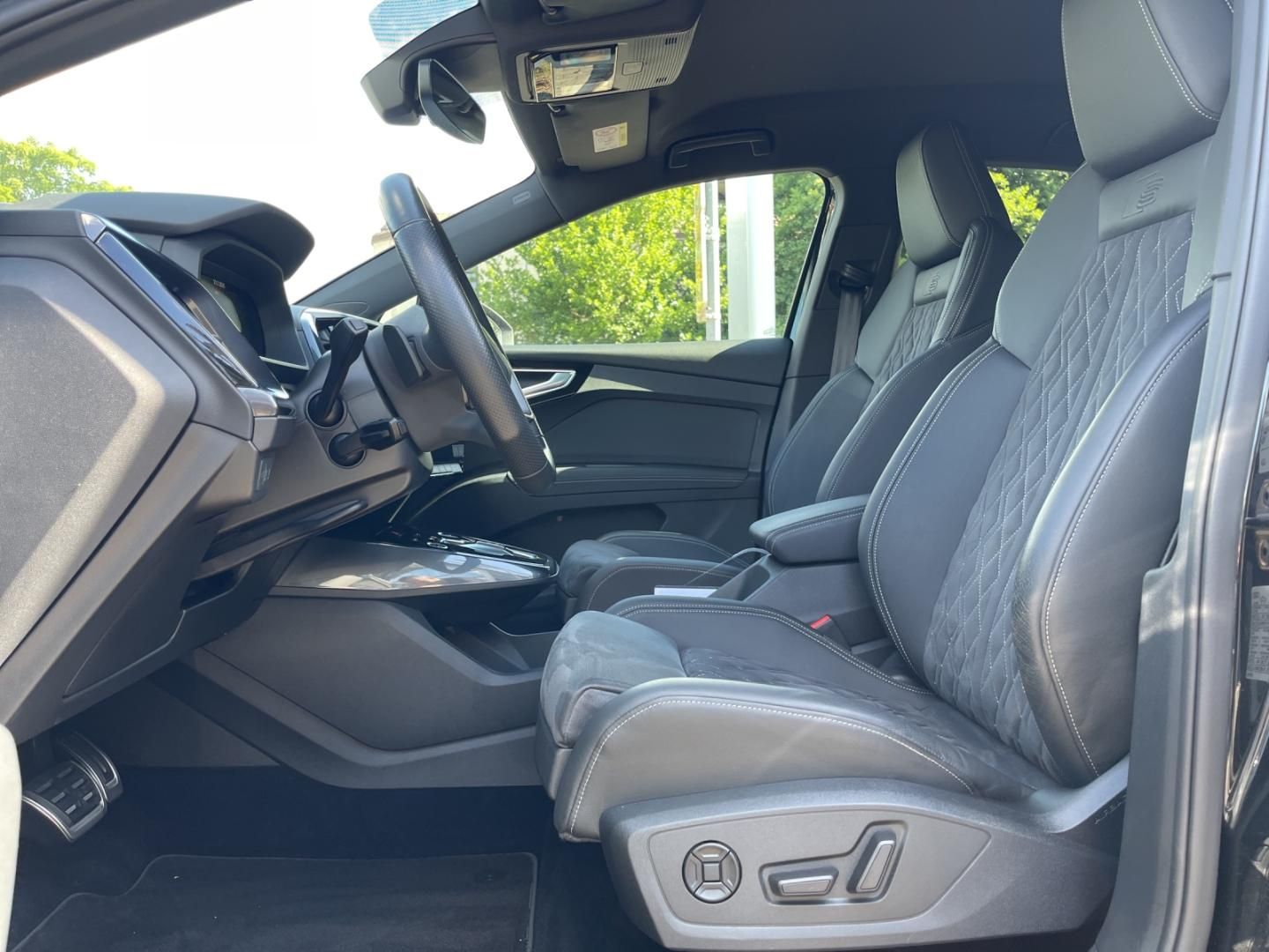 Fahrzeugabbildung Audi Q4 Sportback e-tron 50 S-Line Matrix 21" Sonos
