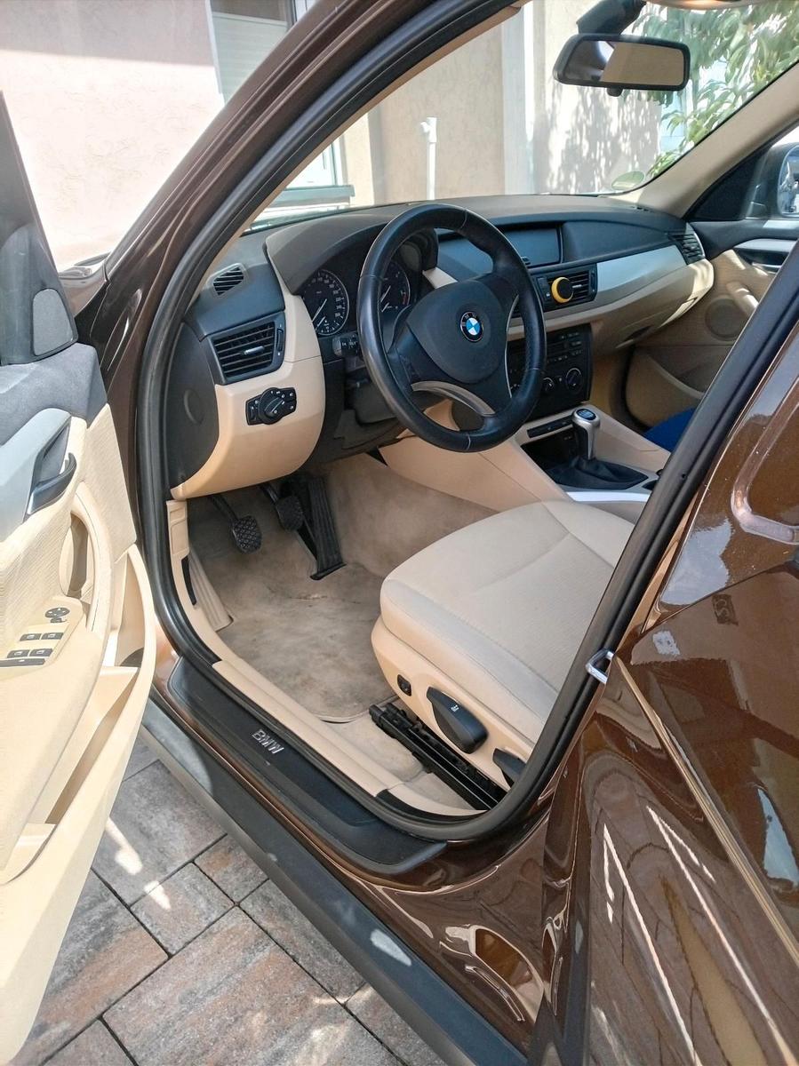 BMW X1 2010 — interior