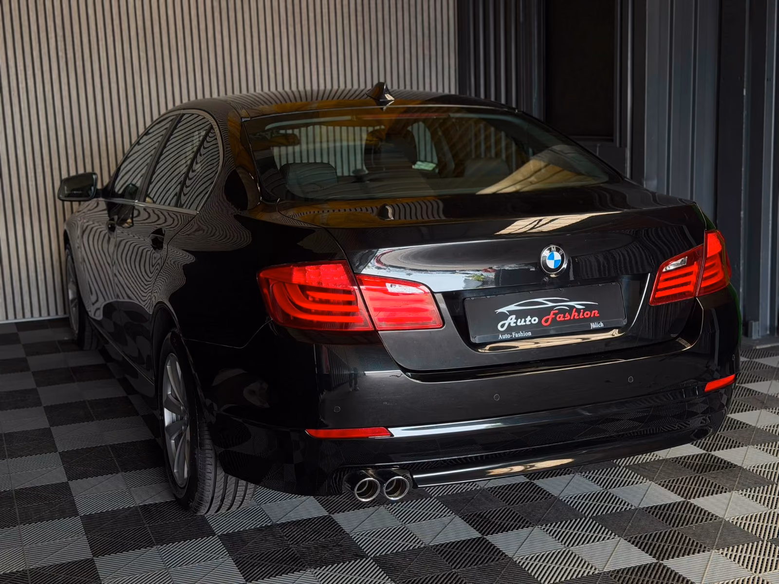 BMW 523i 204 ch 6 cylindres • Boîte auto • 70 000 km • Cuir Dakota • GPS • Radars AV/AR