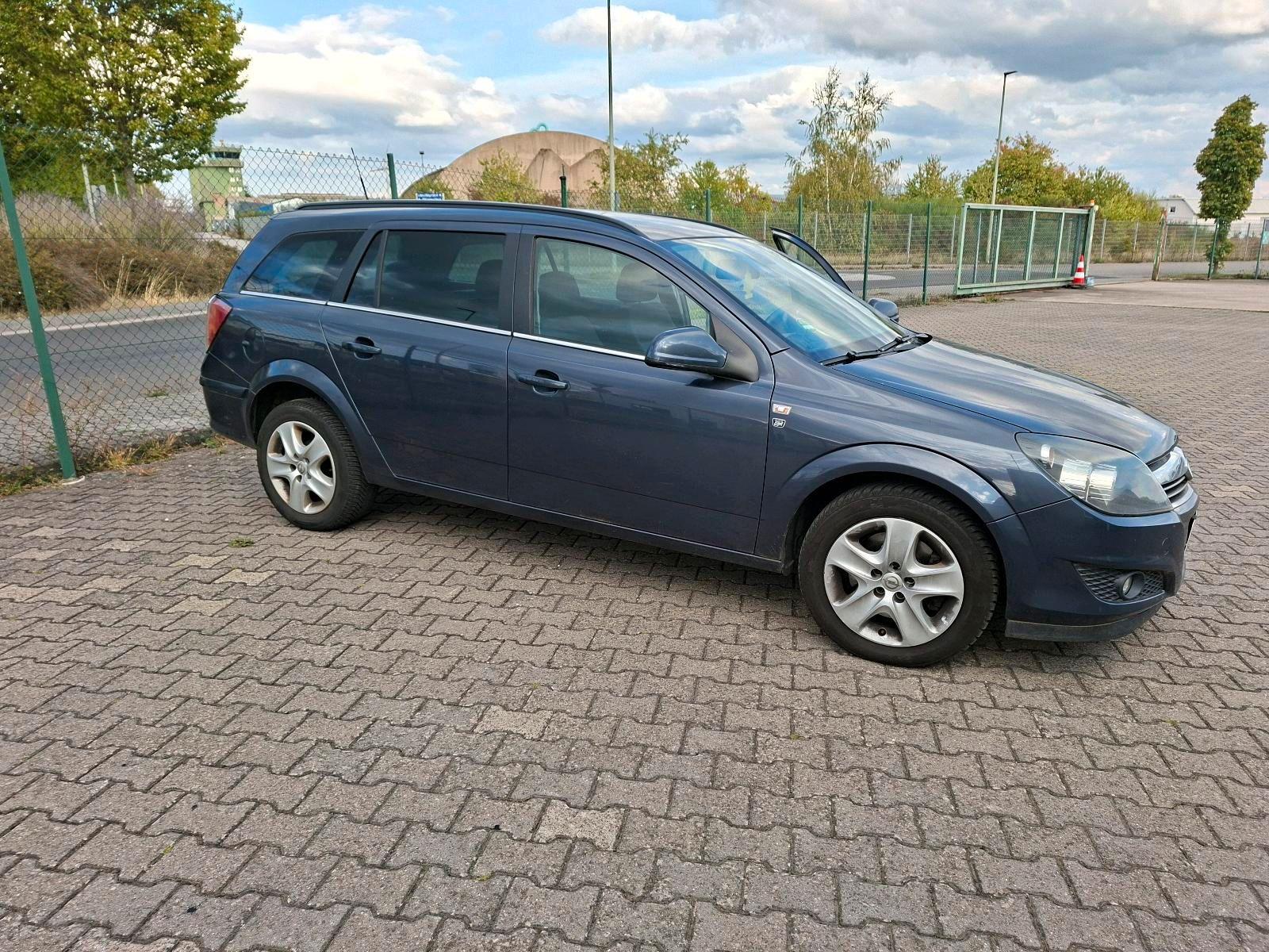Opel Astra 2010 — photo 9
