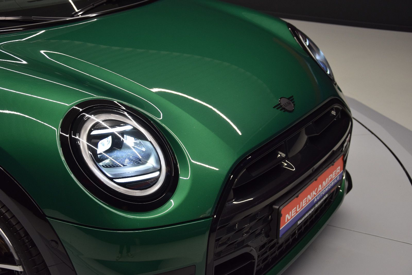 Fahrzeugabbildung MINI Cooper C JCW Trim Paket-XL Pano H&k 360° HuD