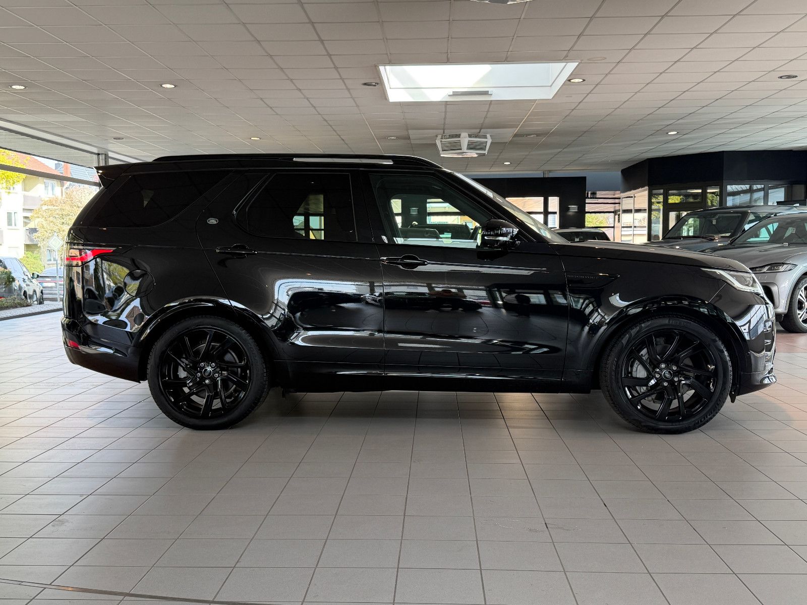 Fahrzeugabbildung Land Rover Discovery 5 R-Dynamic SE AWD/7-SITZER/360''KAM