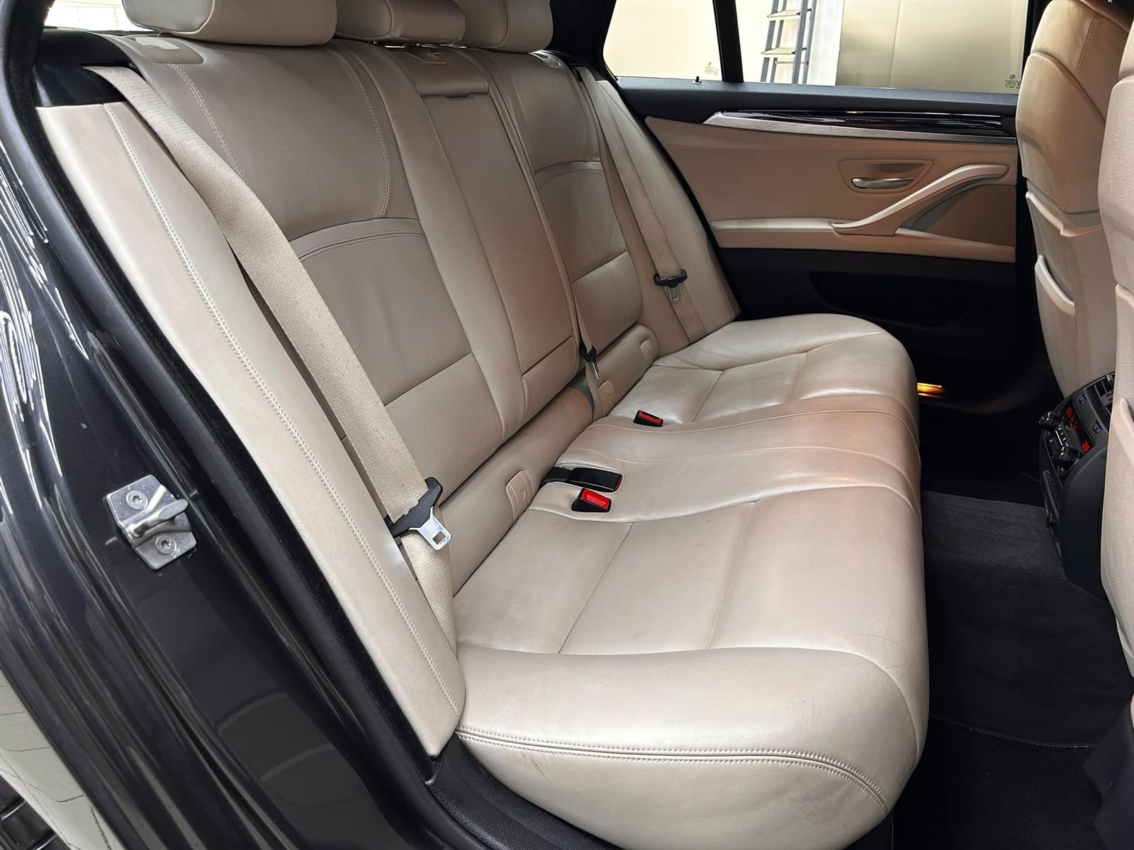 BMW 550i Touring | 408 ch | BVA | Affichage tête haute | Chauffage auxiliaire | Sièges chauffants avant/arrière | Soft Close | Attelage fixe