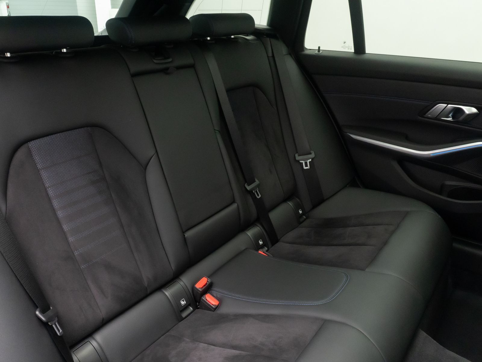 Fahrzeugabbildung BMW 330i M Sport HUD Panorama DAB HiFi AHK 19Zoll