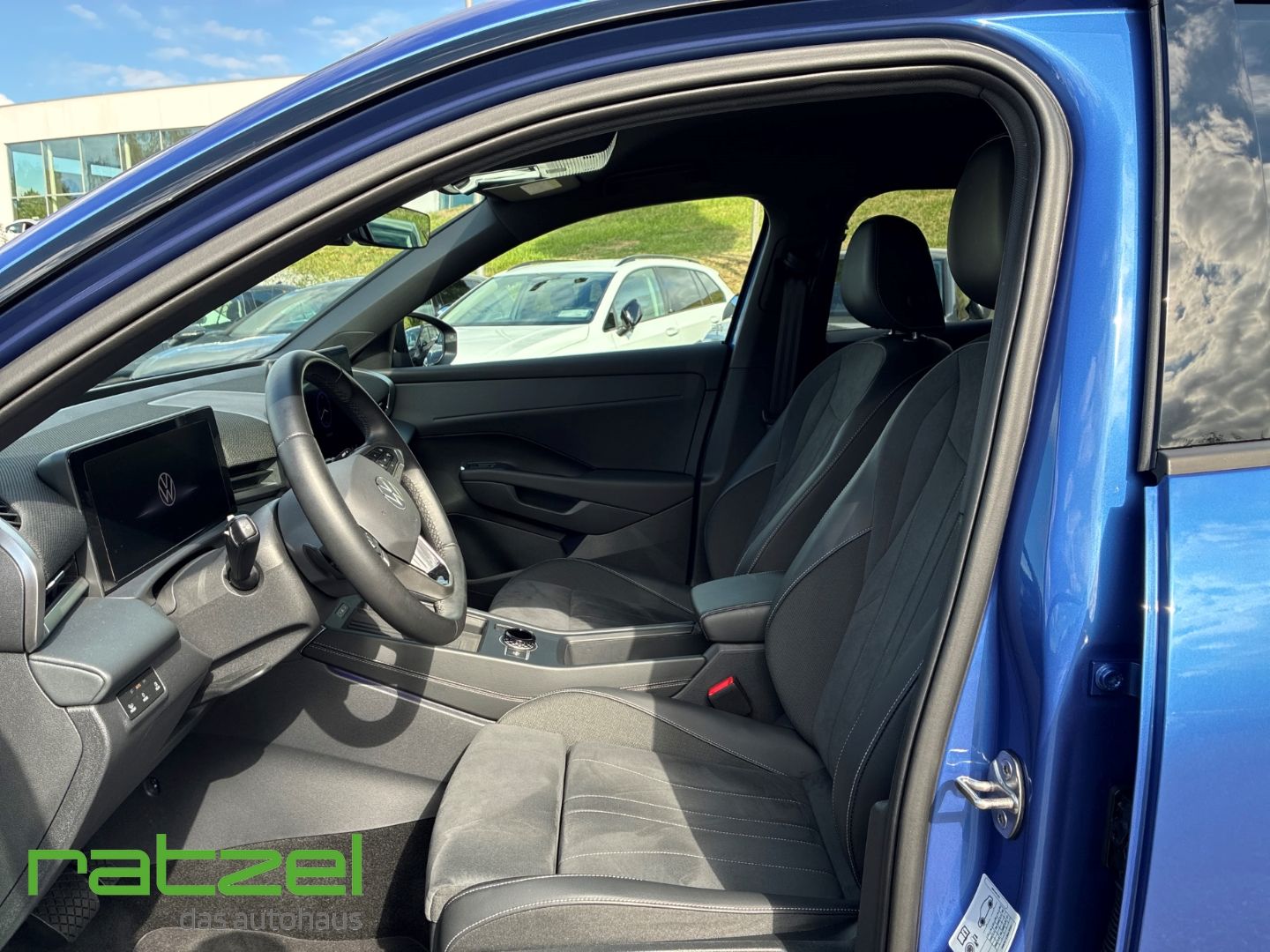 Fahrzeugabbildung Volkswagen T-Roc Style 1.5l eTSI DSG AHK+NAVI+IQ-Light