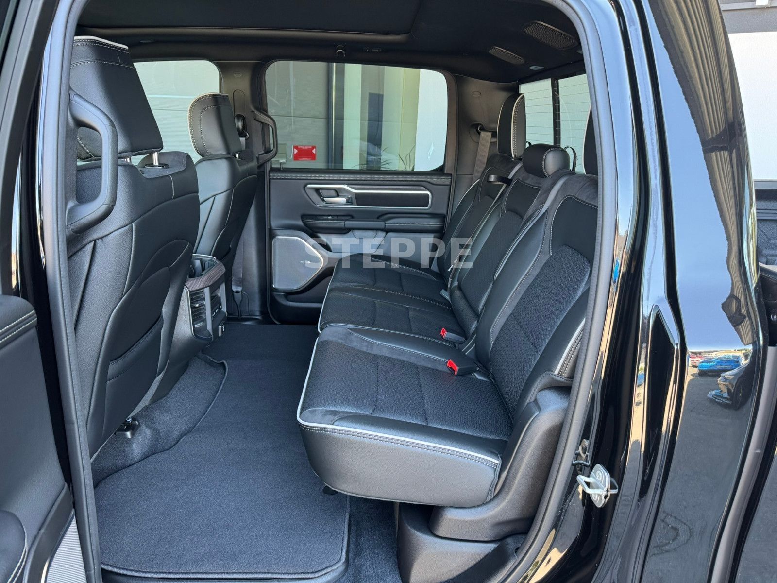 Dodge 2026 RAM 1500 5,7LV8 Night Safety Tech. AHK 22"