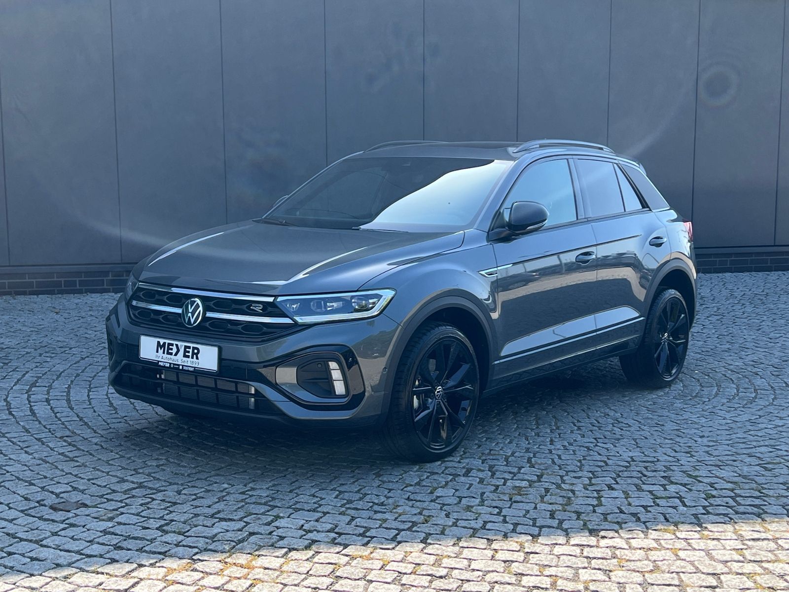 Fahrzeugabbildung Volkswagen T-Roc R-Line 1.5 TSI DSG *AHK, Pano, Black Style