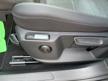 Fahrzeugabbildung Volkswagen T-Roc 1.5 TSI Style DSG AHK Navi Matrix