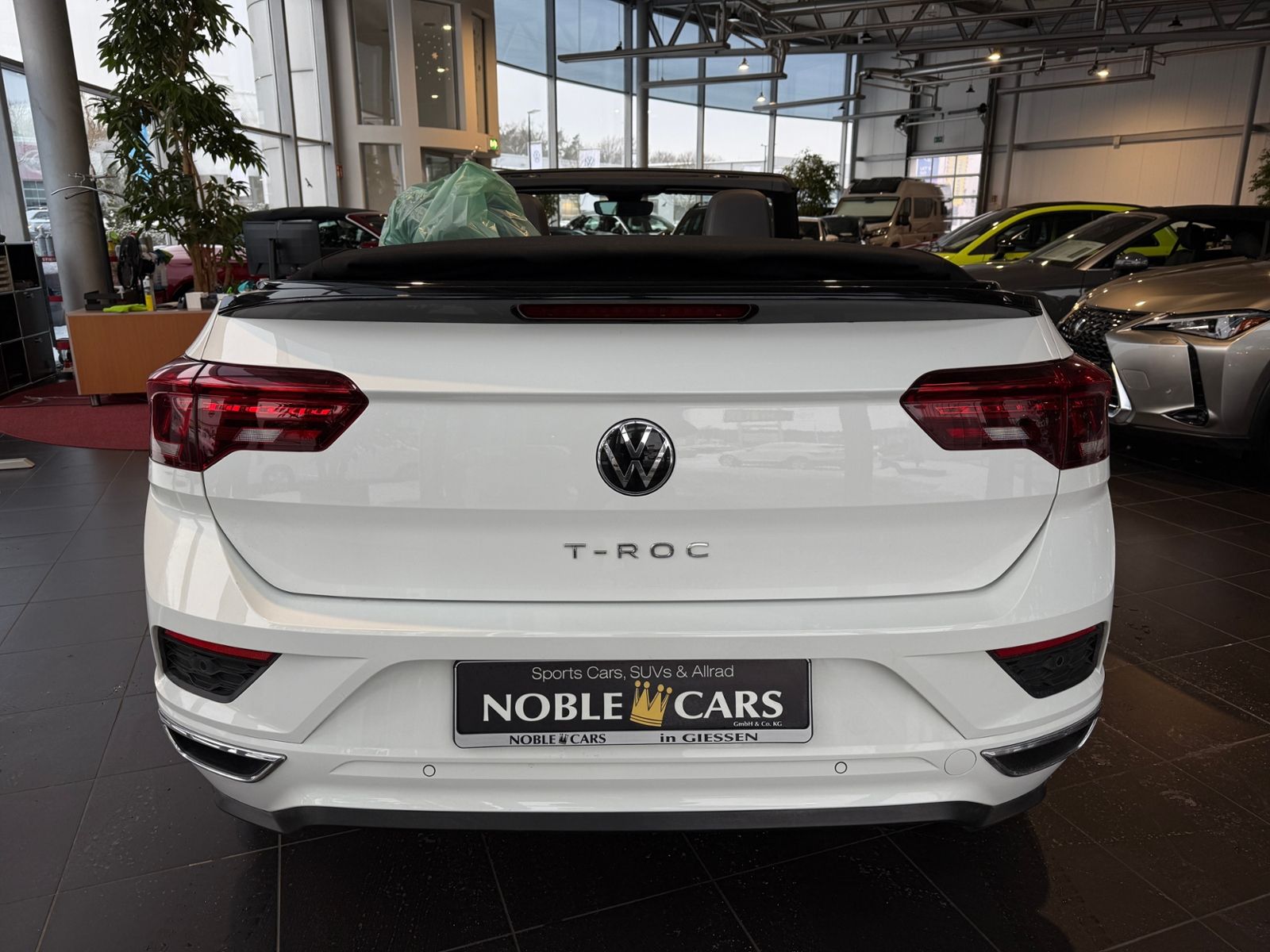 Fahrzeugabbildung Volkswagen T-Roc Cabrio R-Line Black AHK BEATS 8-FACH BEREI
