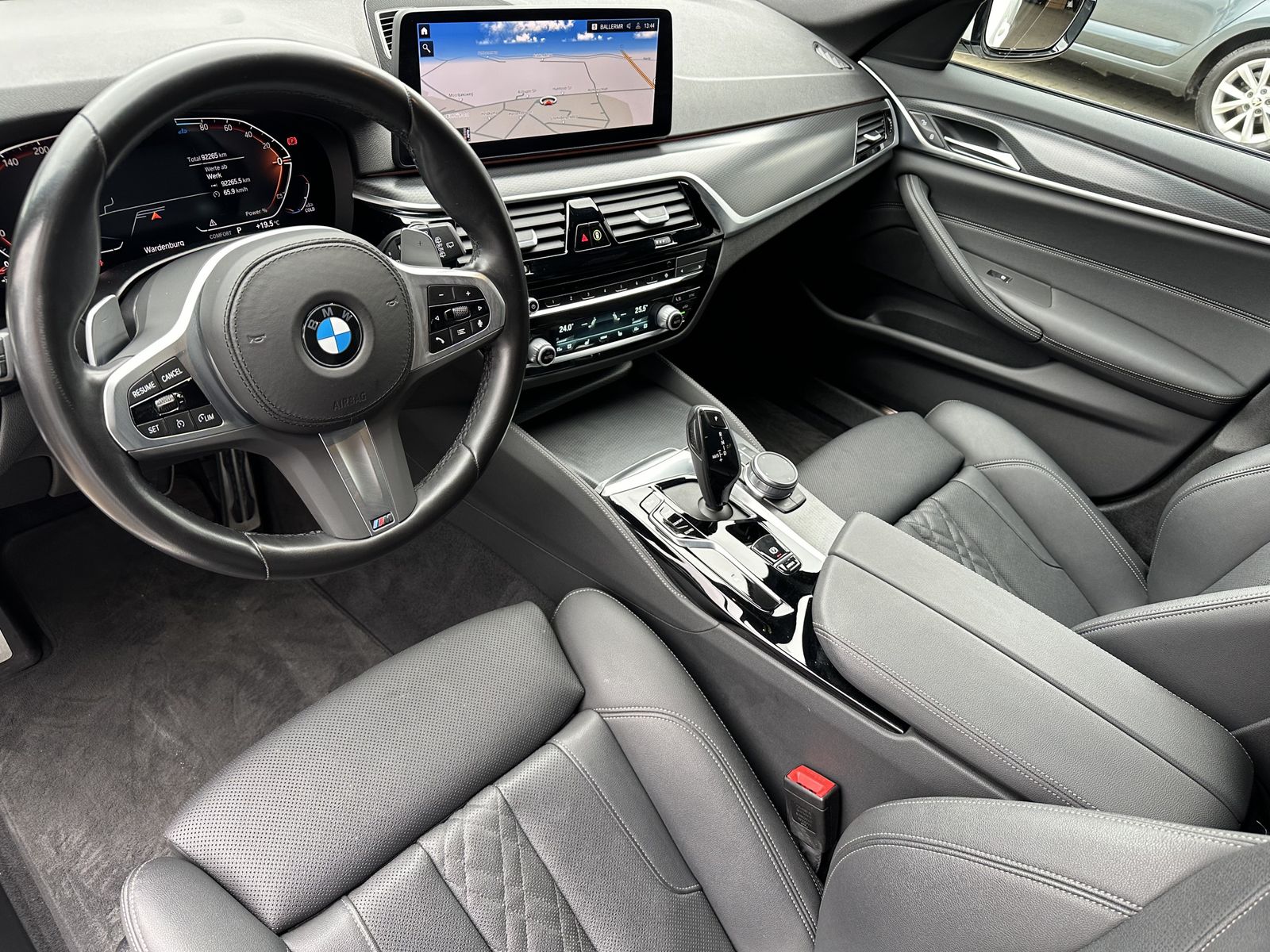 Fahrzeugabbildung BMW 520d Touring xDrive M-Sport NAV+LED+AHK+KAMERA