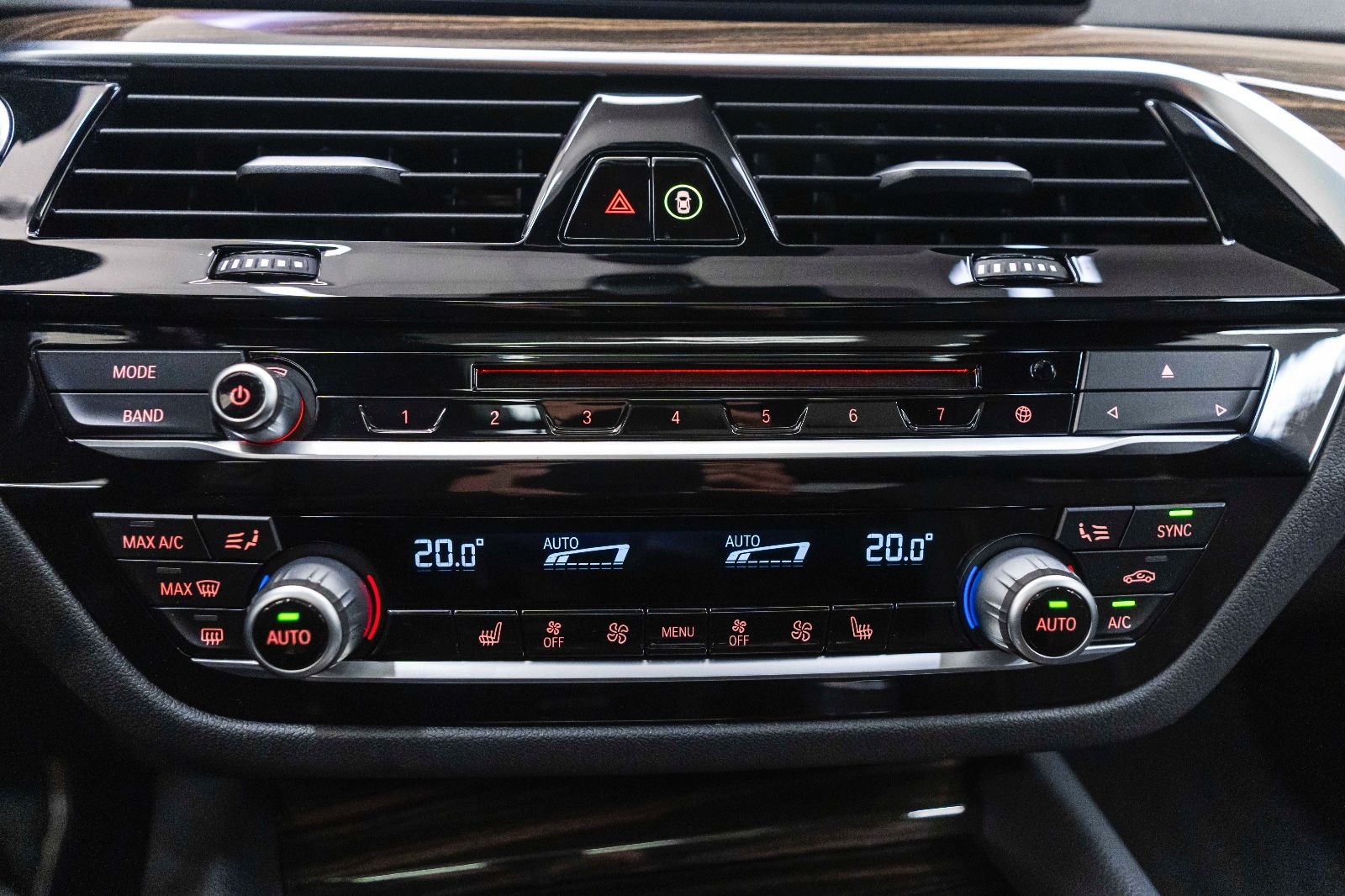 Fahrzeugabbildung BMW 530i xDrive M-Performance HUD LED KAM TOTW NAV