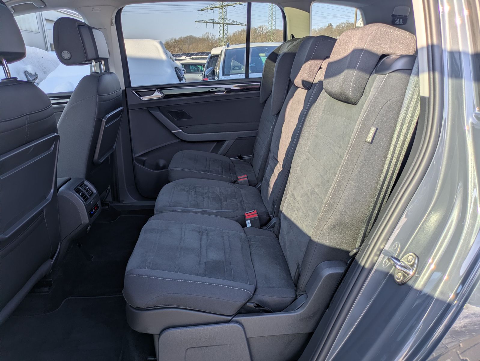 Fahrzeugabbildung Volkswagen Touran 2.0 DSG R-Line High BLACK Pano 7Si IQ AHK