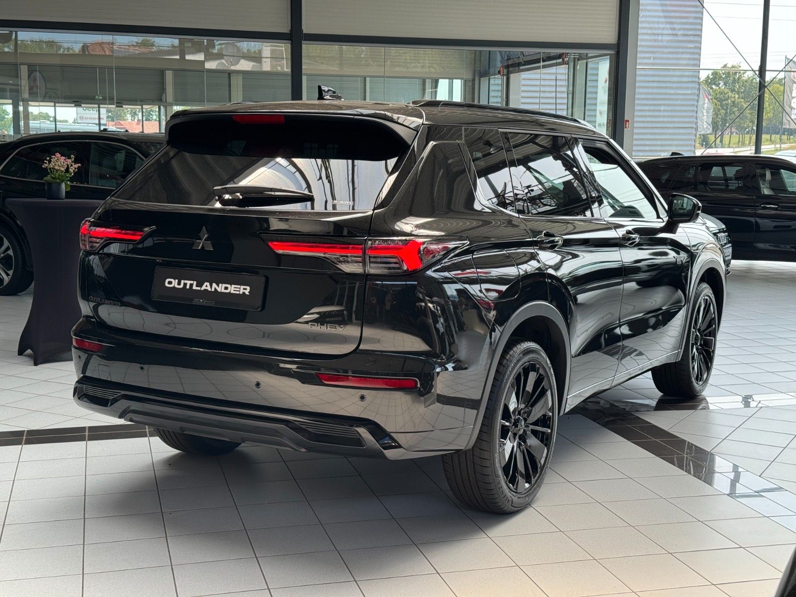 Fahrzeugabbildung Mitsubishi Outlander 2.4PLUG-IN HYBRID 4WD BLACK