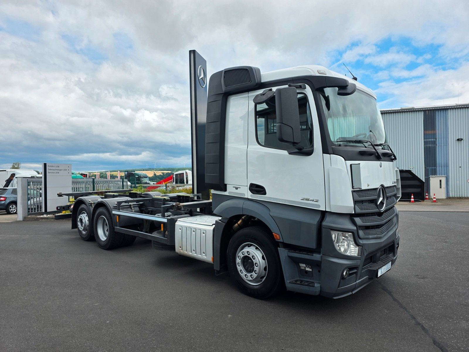 Fahrzeugabbildung Mercedes-Benz Actros 2542 L 6x2 BDF Retarder ADR