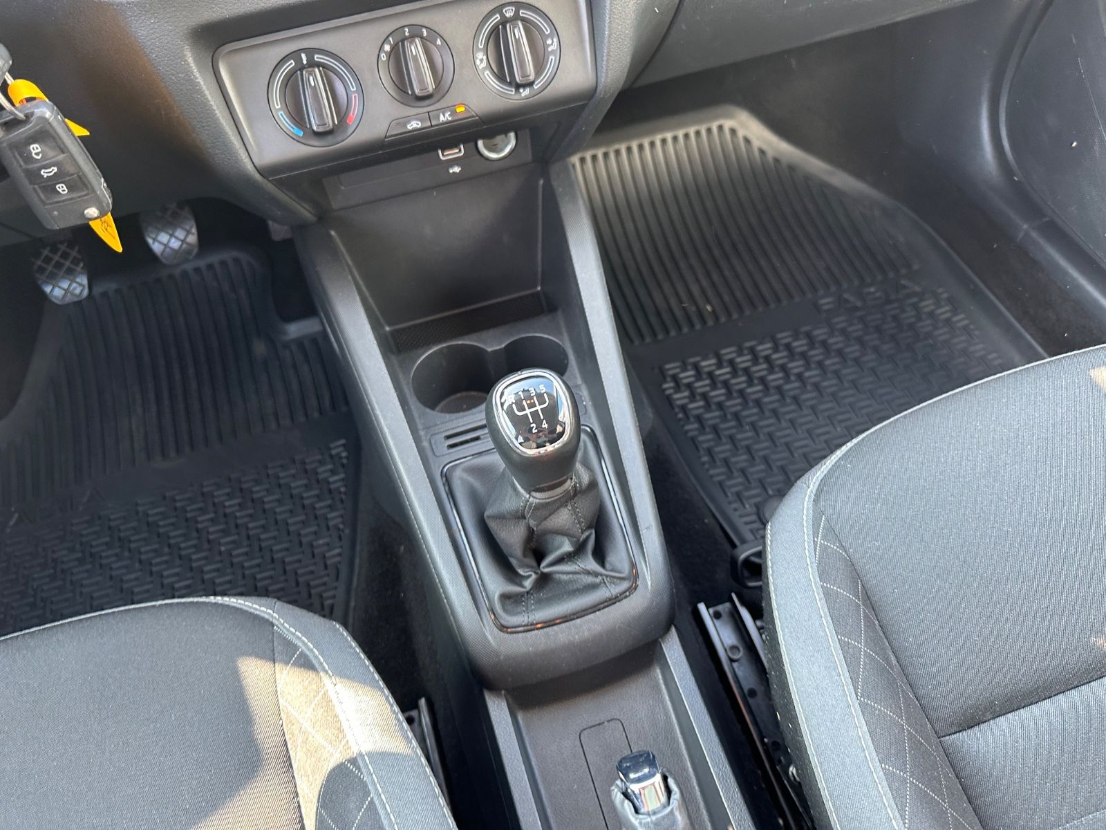 Fahrzeugabbildung SKODA Fabia Combi 1.0 TSI Ambition SHZG/BT/GJR/CarPlay