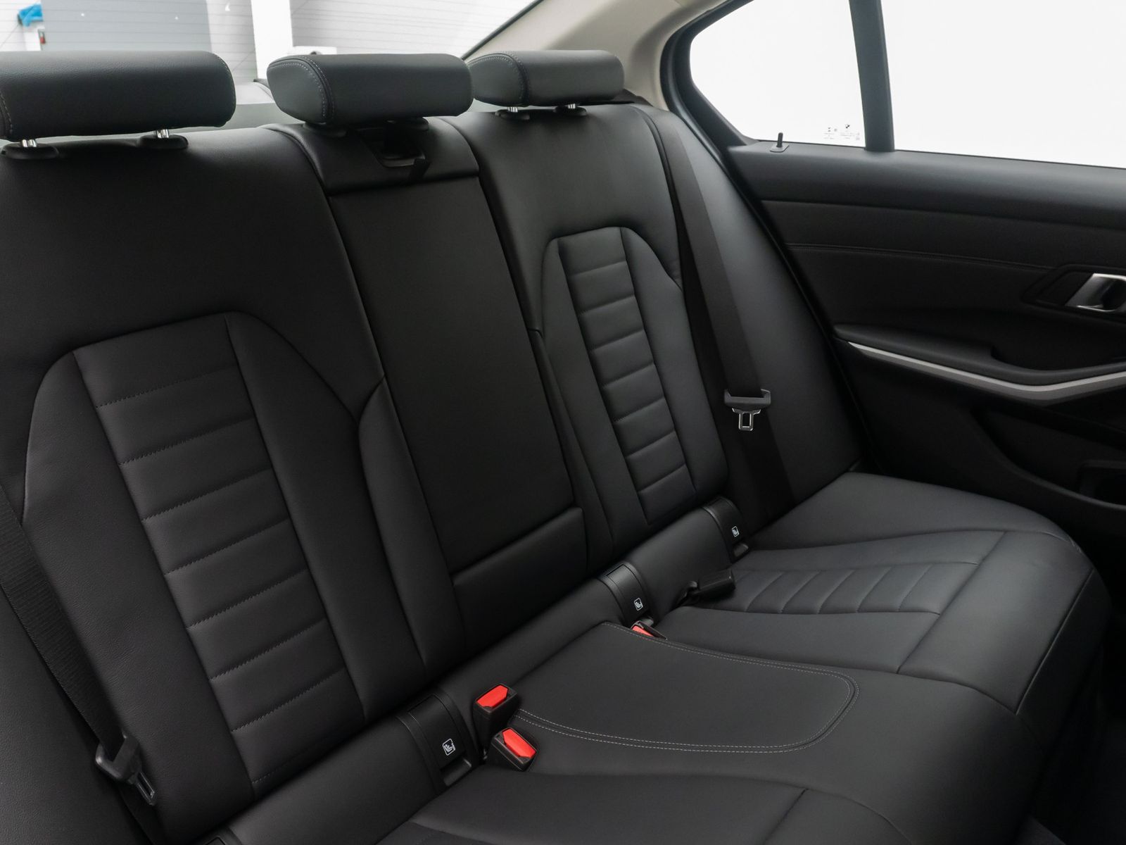 Fahrzeugabbildung BMW 330i GeschwindigReg DAB Komfort HiFi Leder 18Zol